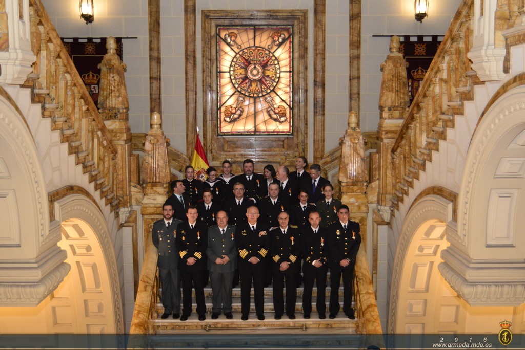 Foto de los condecorados en la Escalera Monumental del Cuartel General de la Armada